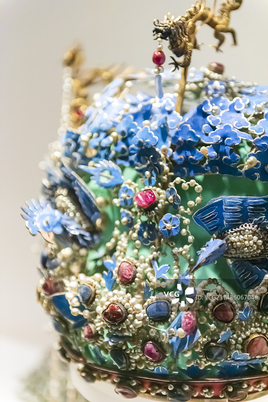 中国北京故宫珍宝馆：明代点翠嵌珍珠宝石金龙凤冠图片素材