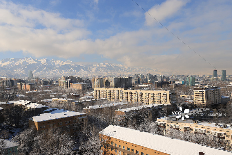 冬季城市阿拉木图景观的高角度俯瞰图图片素材