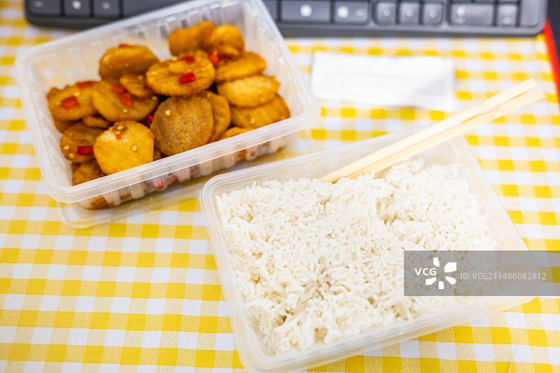 办公桌上的外卖快餐盒饭图片素材