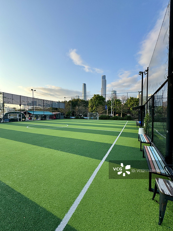 晴天下的广州城市足球场图片素材