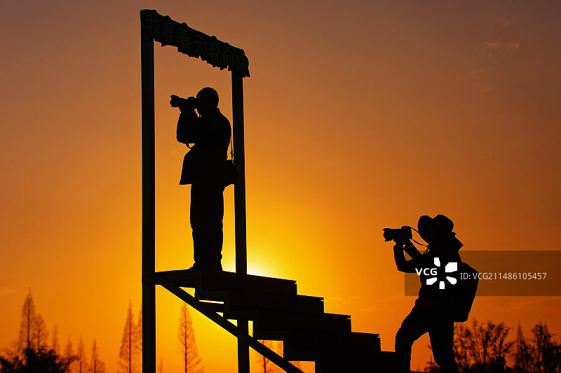 夕阳下的摄影师图片素材