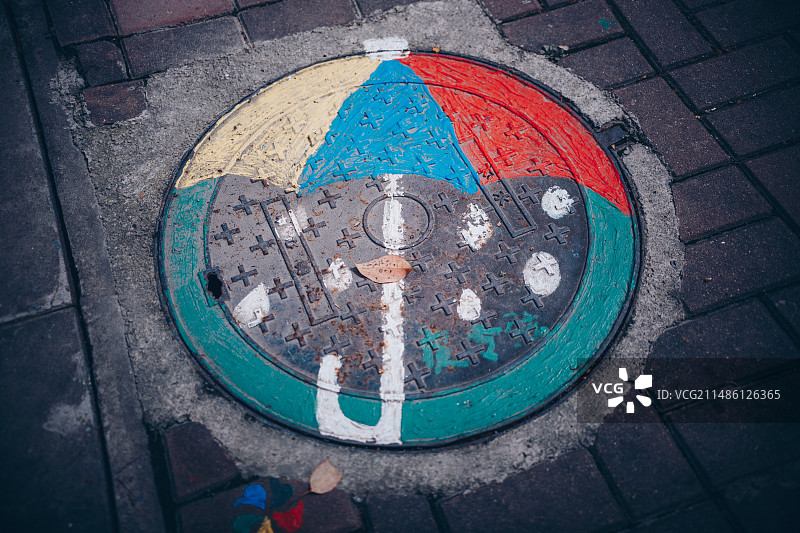 花样井盖雨伞彩绘图片素材