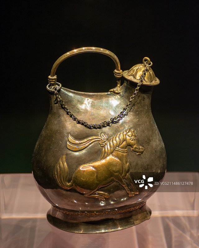 唐 鎏金舞马衔杯纹银壶/陕西历史博物馆图片素材