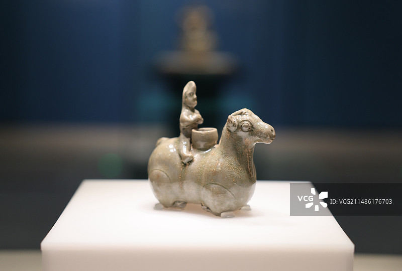 浙江省博物馆，瓷器，胡人骑羊青瓷烛台图片素材