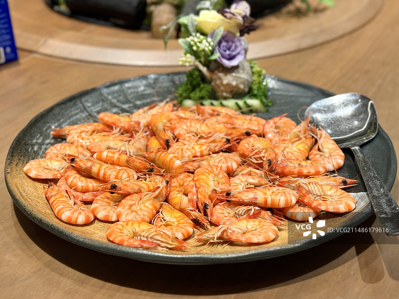 一盘蒸熟的竹节虾基围虾图片素材