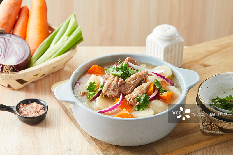 桌子上的美食特写 清炖羊肉图片素材