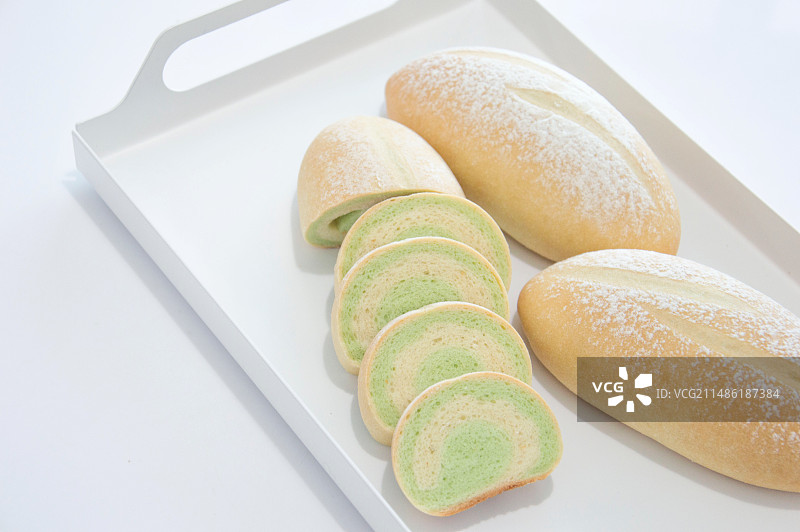 白色背景下盘子中面包的高角度视图图片素材