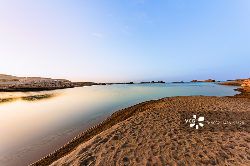 青海水上雅丹西北自然风光汽车背景图图片素材