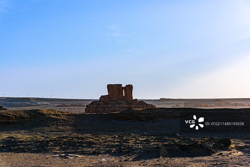 青海水上雅丹西北自然风光汽车背景图图片素材
