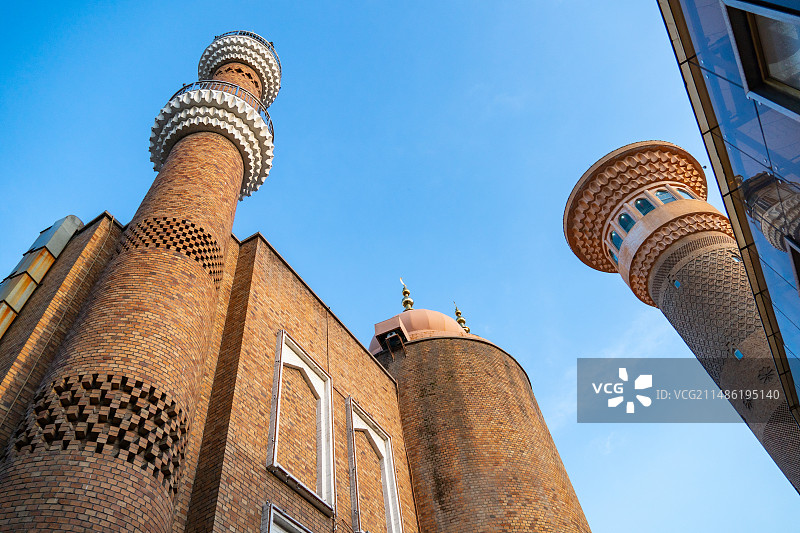 蓝天下新疆大巴扎低角度图片素材