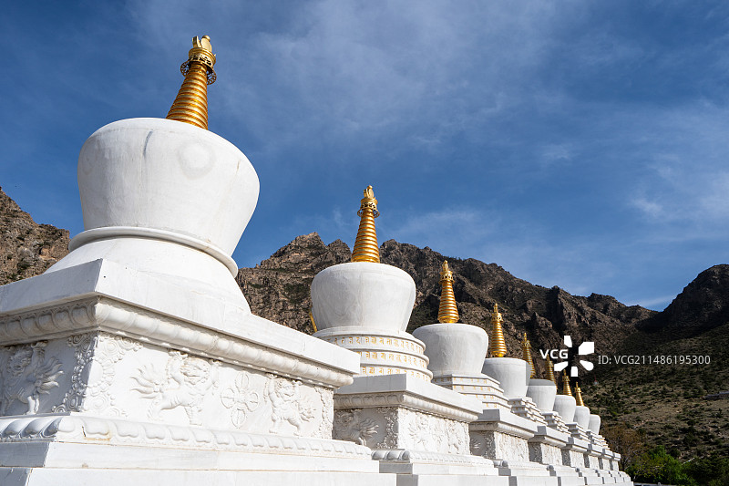 蓝天下的白塔图片素材