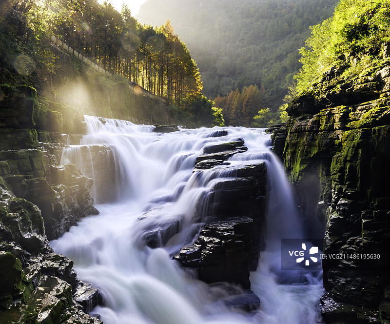 恩施州利川腾龙洞洞口风光图片素材