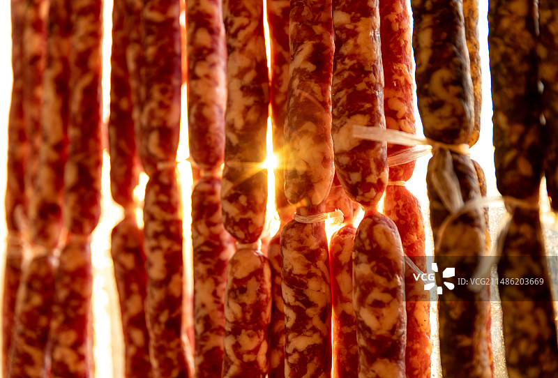 晾晒中的腊肠图片素材
