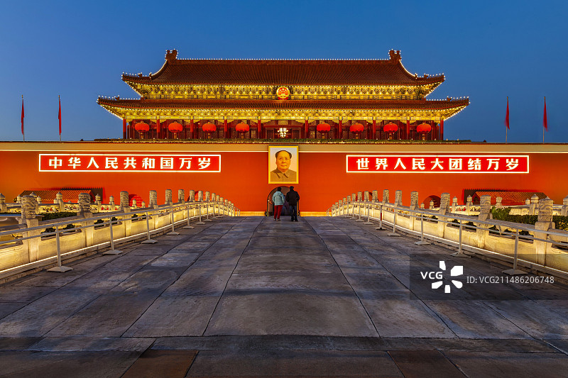 华灯初上的北京天安门城楼图片素材