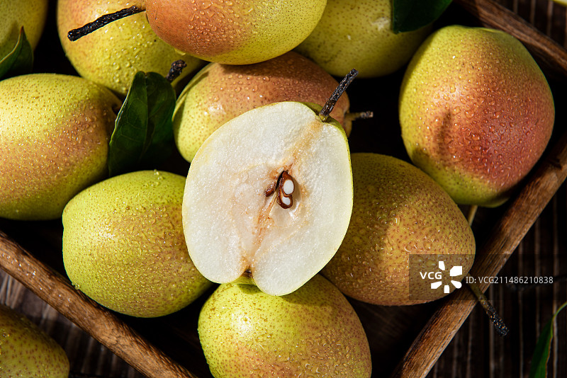 桌上的新疆库尔勒香梨图片素材