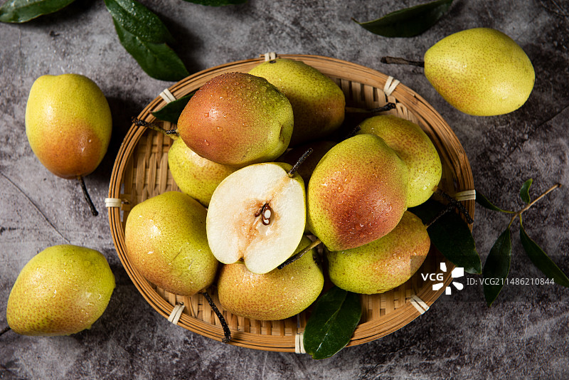 桌上的新疆库尔勒香梨图片素材