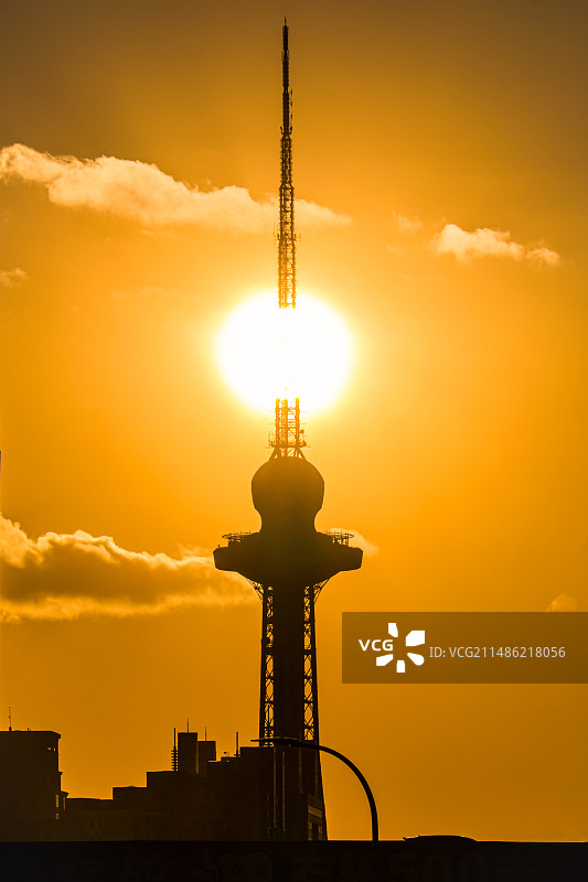 夕阳下的龙塔图片素材