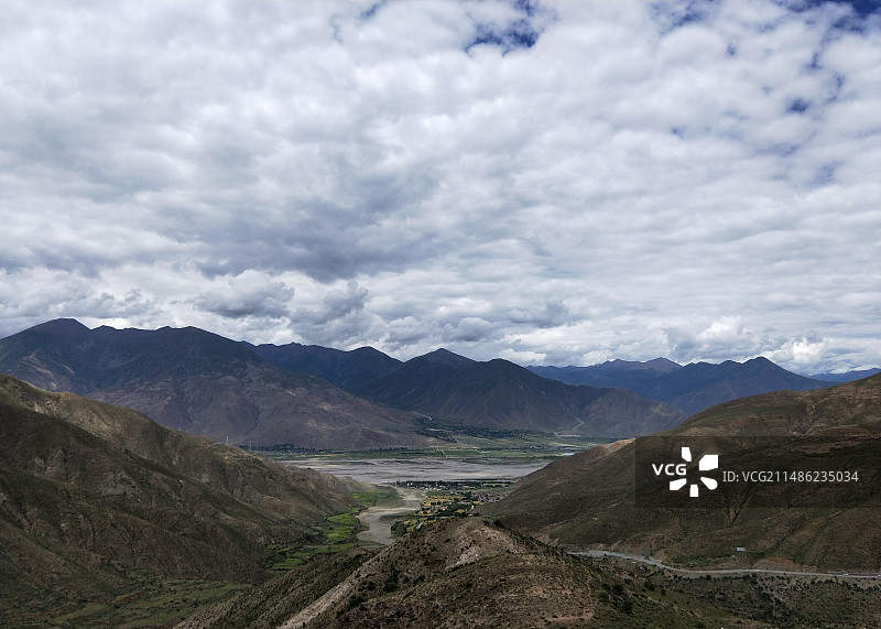 蓝天白云下的雅鲁藏布江画卷图片素材