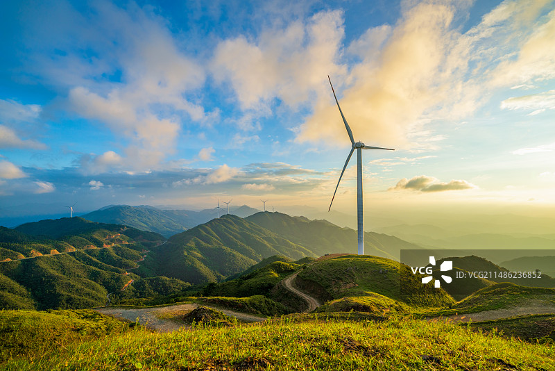 山顶山川风电场日落图片素材