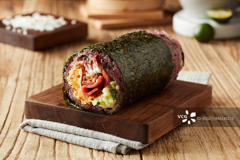 培根黑米饭团图片素材