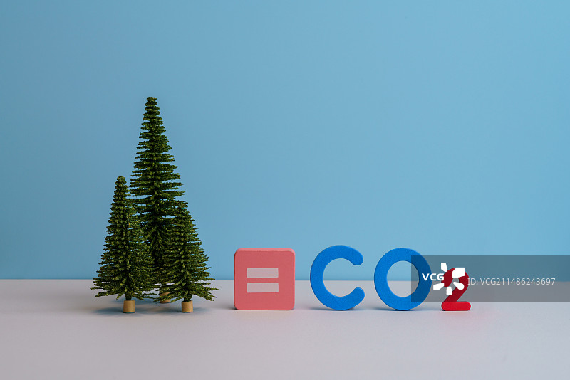 蓝色背景下森林和二氧化碳平衡微缩创意图图片素材