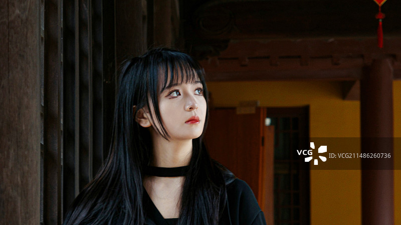 杭州大雄讲寺走廊观赏的女孩图片素材