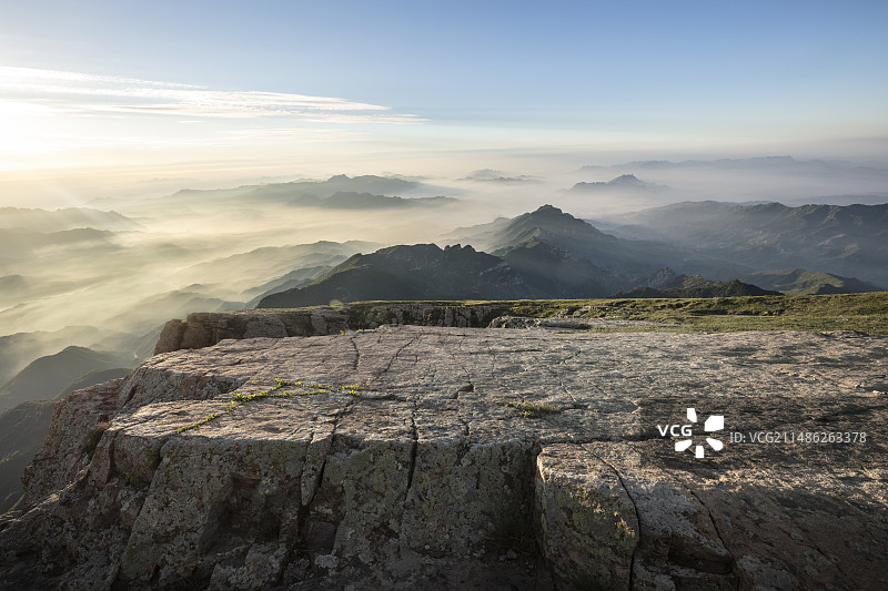 黄昏时山顶上的巨大岩石平台地面，户外自然风景，汽车广告背景图图片素材