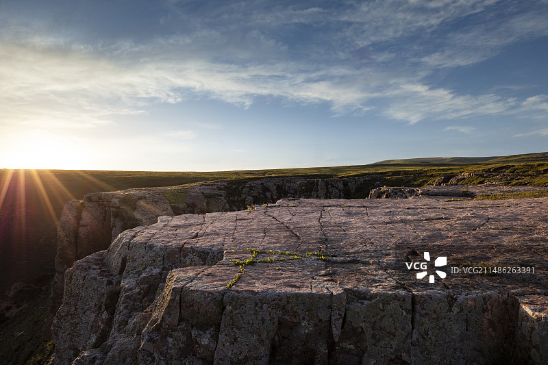 黄昏时山顶上的巨大岩石平台地面，户外自然风景，汽车广告背景图图片素材