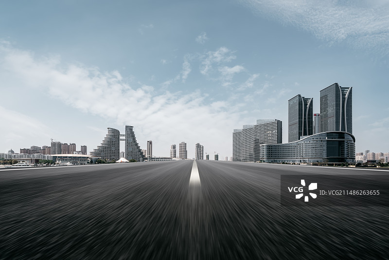 现代城市天际线与空旷路面图片素材