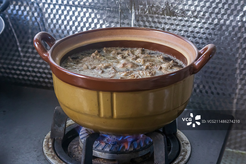 煤气灶上正在煲着的广式老火靓汤图片素材