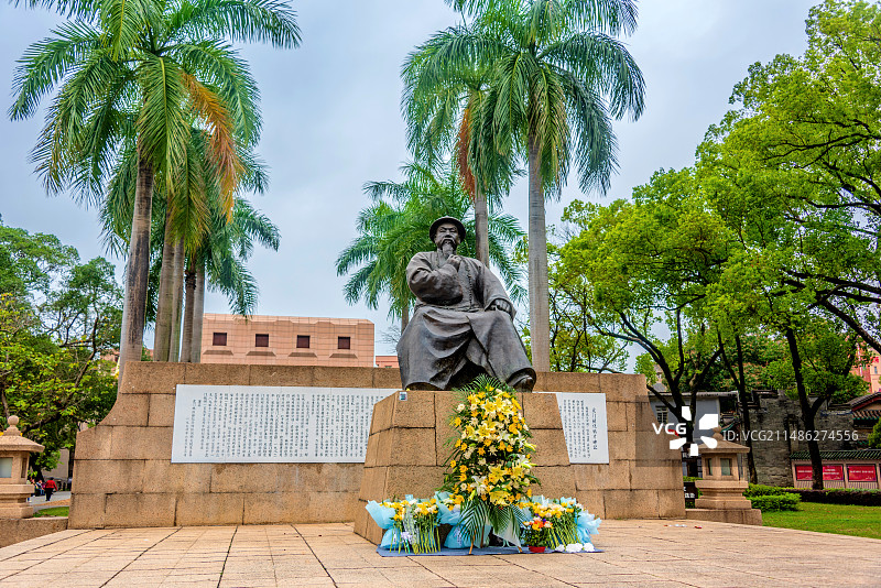 中国广东东莞林则徐销烟池旧址林则徐铜像雕像图片素材