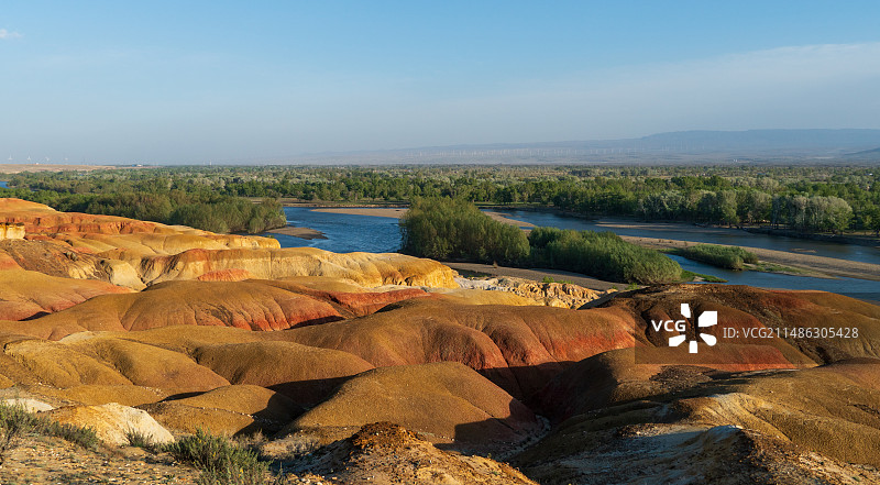 新疆五彩滩的风景图片素材