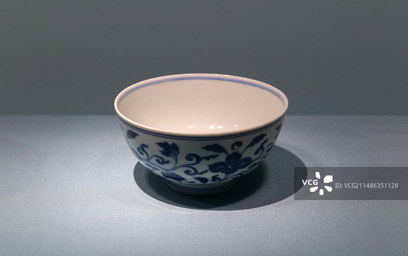 青花缠枝花卉纹碗 清 康熙 山东博物馆14号展厅瓷·韵-馆藏明清官窑瓷器展图片素材