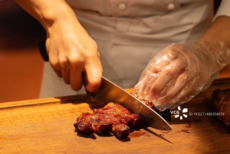 广式烧腊 传统粤菜 白天鹅玉堂春暖 伊比利亚黑毛猪叉烧 切叉烧 特写镜头 美食图片素材