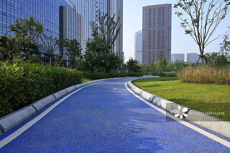 城市现代建筑园林和空旷的公园背景道路图片素材