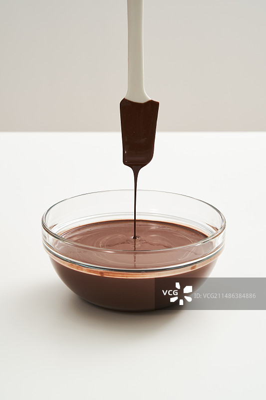 融化巧克力的橡胶刮刀图片素材