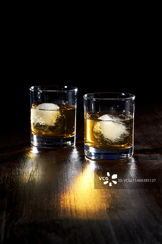黑色背景下的两杯冰镇威士忌图片素材
