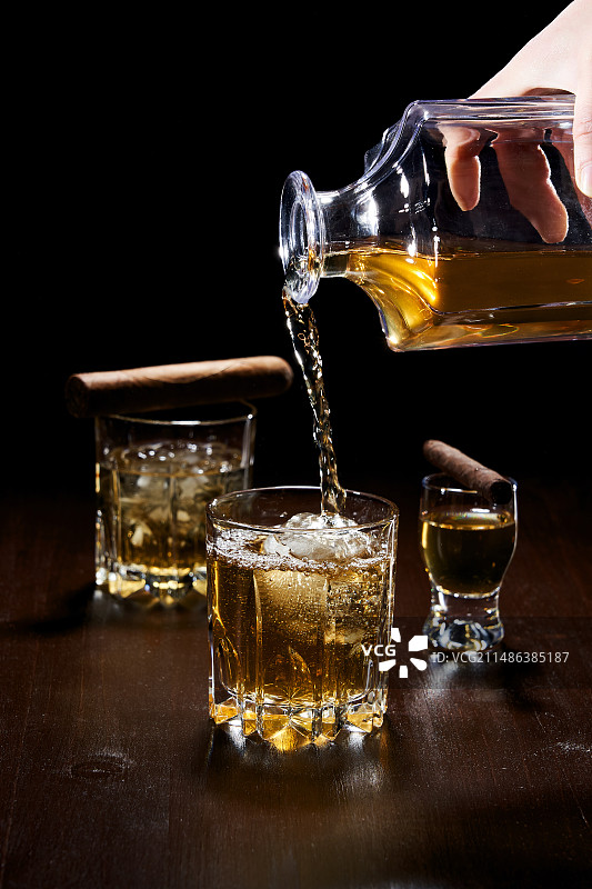 倒入酒精饮品图片素材