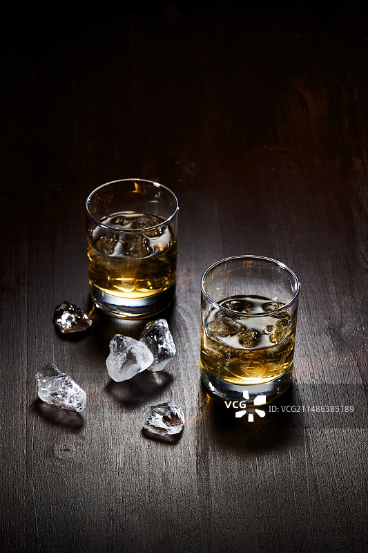 一杯柠檬冰和一支雪茄图片素材