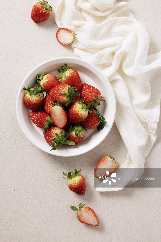 盘子里和盘子外的新鲜草莓图片素材