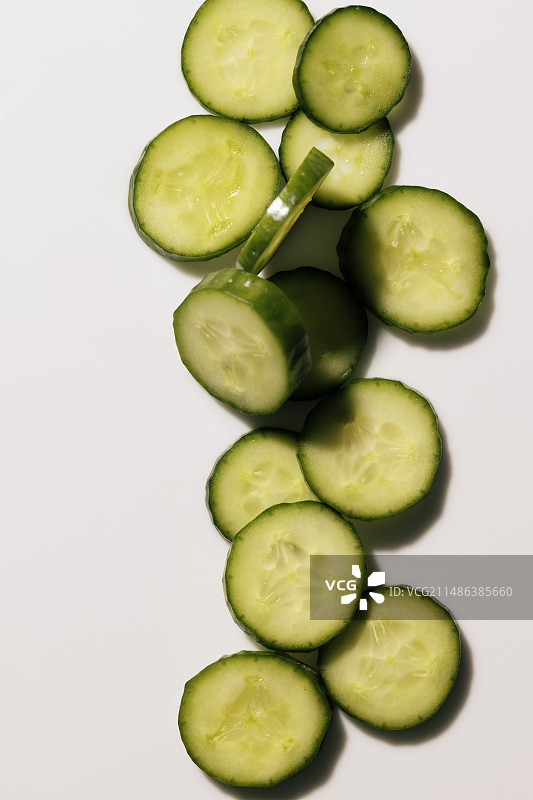 白色背景上的一堆圆形黄瓜图片素材