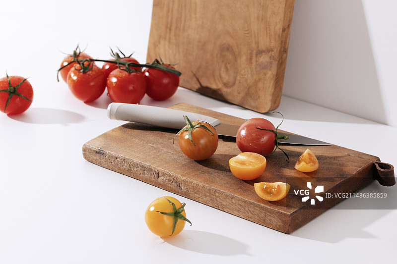 木质砧板上的新鲜圣女果图片素材