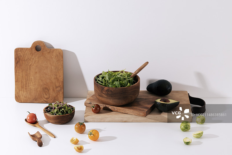 装满蔬菜、砧板和木碗图片素材