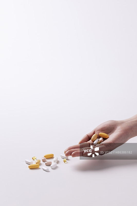 手握药丸图片素材