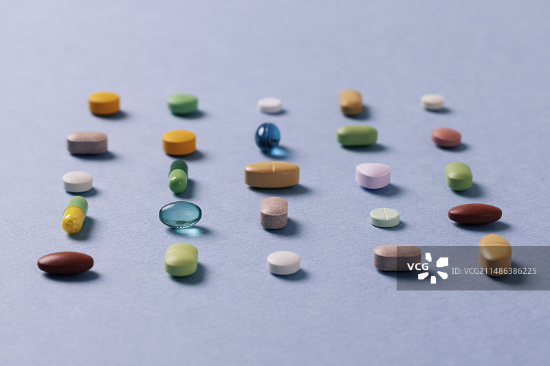 排列成正方形的彩色药丸图片素材