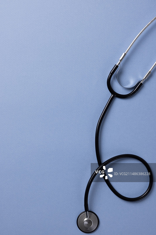 蓝色背景上的听诊器图片素材