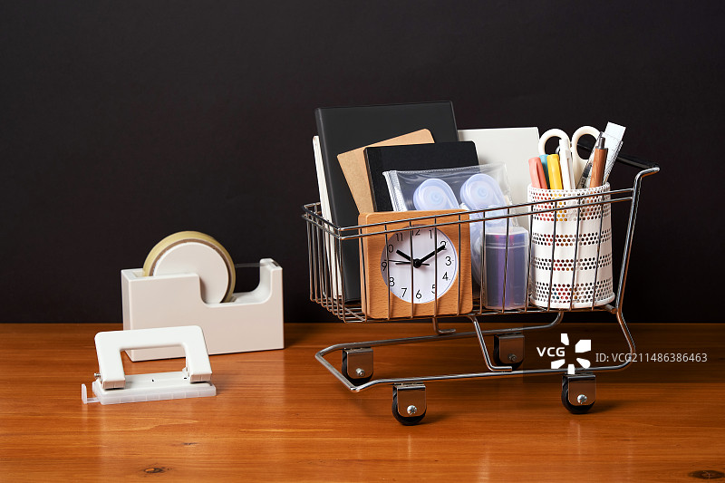 装满迷你购物卡的办公用品内景图片素材