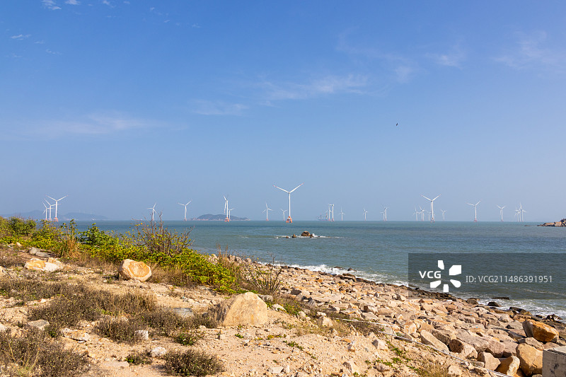 中国广东珠海市长琴岛海景与海上风电场风车图片素材