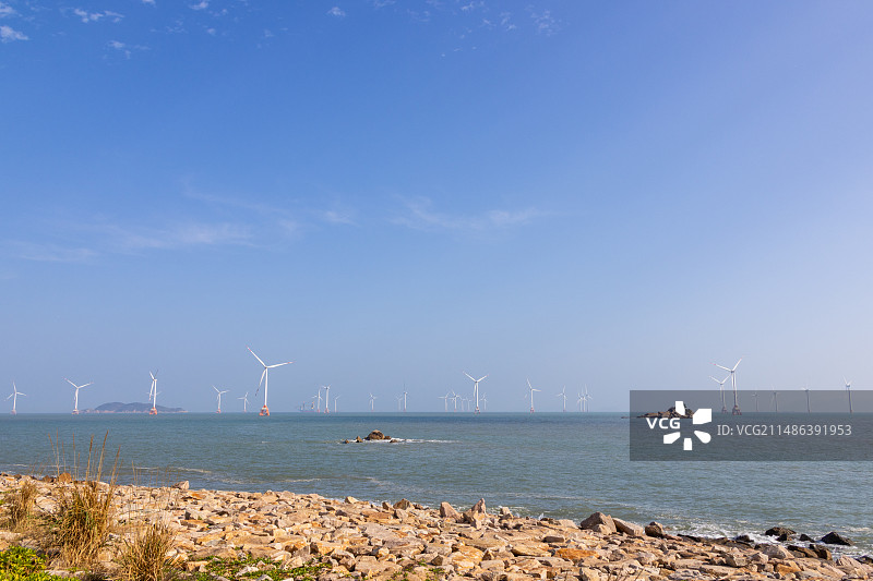 中国广东珠海市长琴岛海景与海上风电场风车图片素材