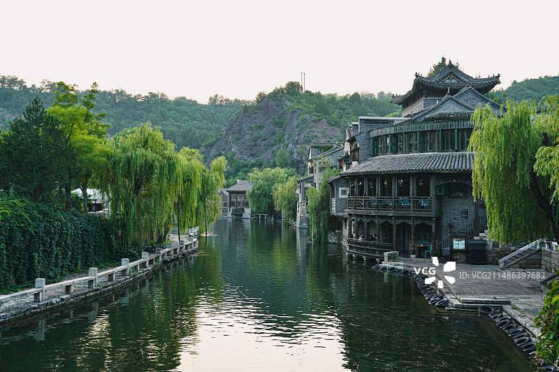 北京古北水镇宁静的河流和古建筑图片素材